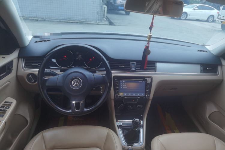 Used Volkswagen Bora 2013 1.6L Manual Comfort Model Center Console
