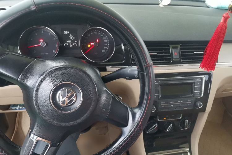 Used Volkswagen Bora 2013 1.6L Manual Comfort Model Center Console