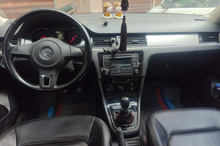 Used Volkswagen Bora 2013 1.6L Manual Comfort Model Center Console