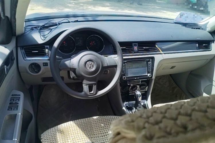 Used Volkswagen Bora 2013 1.6L Automatic Fashion Model Center Console