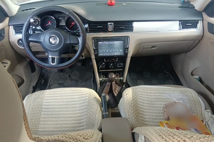 Used Volkswagen Bora 2013 1.6L Manual Comfort Model Center Console