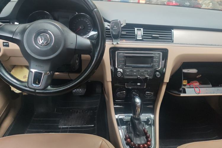 Used Volkswagen Bora 2013 1.6L Automatic Comfort Model Center Console
