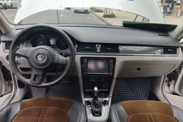 Used Volkswagen Bora 2013 1.6L Automatic Fashion Model Center Console