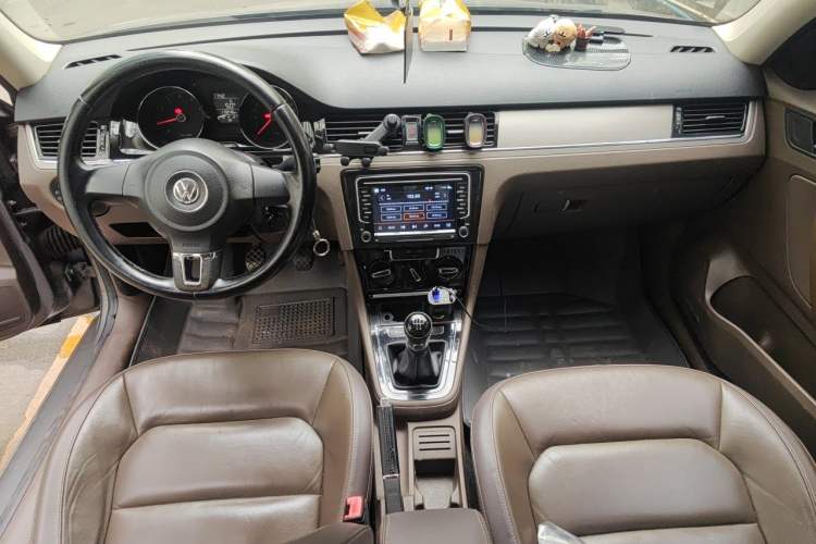 Used Volkswagen Bora 2013 1.6L Manual Comfort Model Center Console