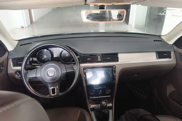 Used Volkswagen Bora 2013 1.6L Manual Comfort Model Center Console