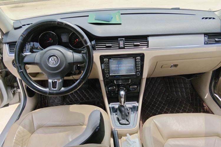 Used Volkswagen Bora 2013 1.6L Automatic Comfort Model Center Console