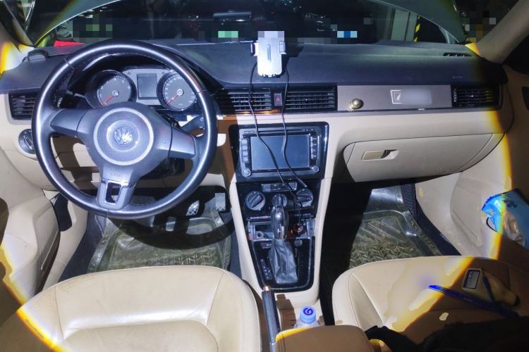 Used Volkswagen Bora 2013 1.6L Automatic Comfort Model Center Console
