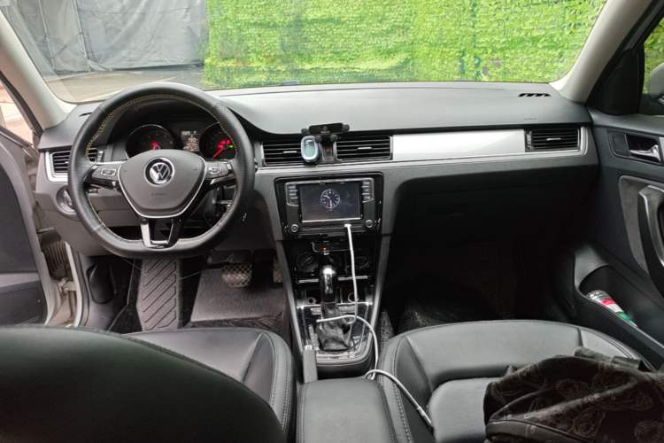 Used Volkswagen Bora 2013 1.6L Automatic Fashion Model Center Console
