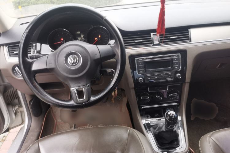 Used Volkswagen Bora 2013 1.6L Manual Comfort Model Center Console