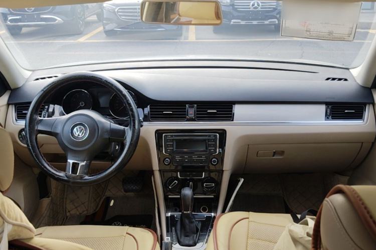 Used Volkswagen Bora 2013 1.6L Automatic Comfort Model Center Console