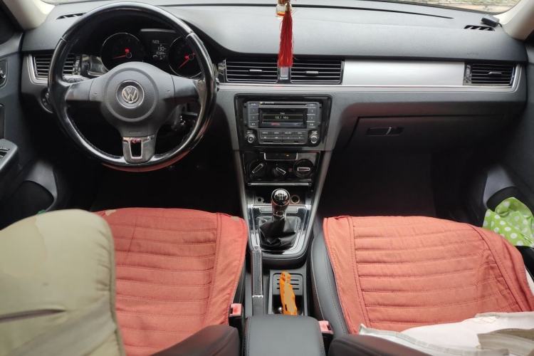 Used Volkswagen Bora 2013 1.6L Manual Comfort Model Center Console