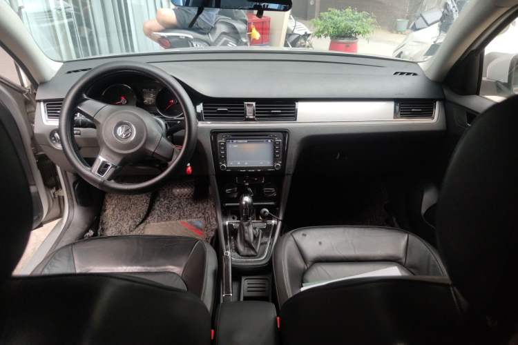 Used Volkswagen Bora 2013 1.6L Automatic Comfort Model Center Console