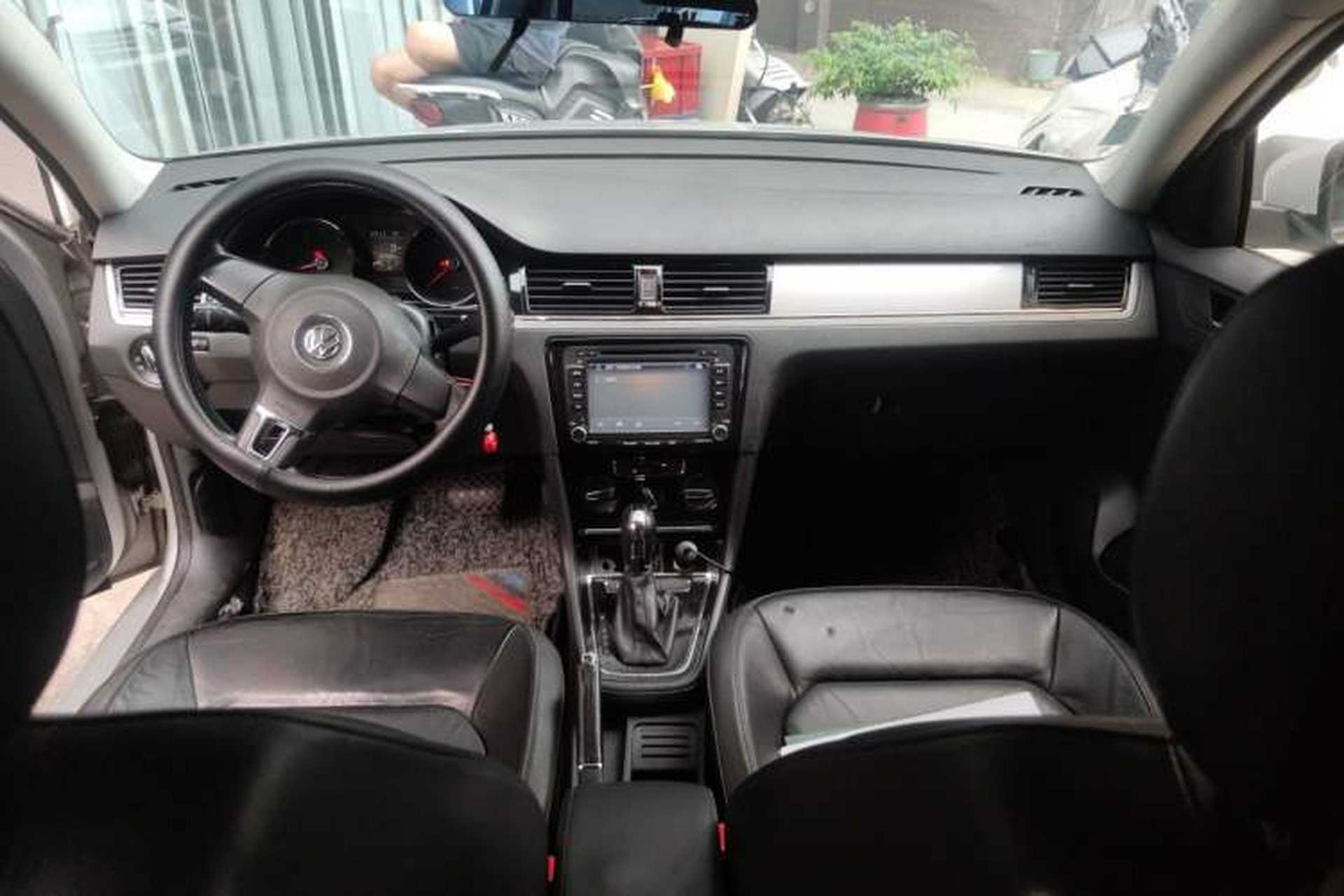 Used Volkswagen Bora 2013 1.6L Automatic Comfort Model Center Console