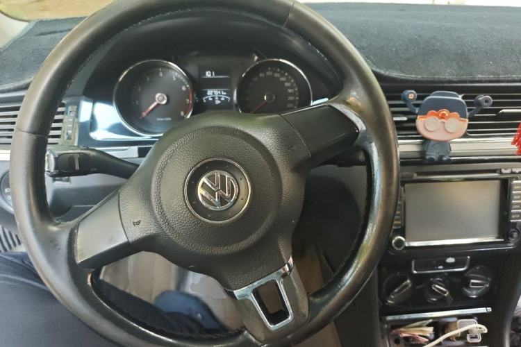 Used Volkswagen Bora 2013 1.6L Manual Fashion Edition Center Console