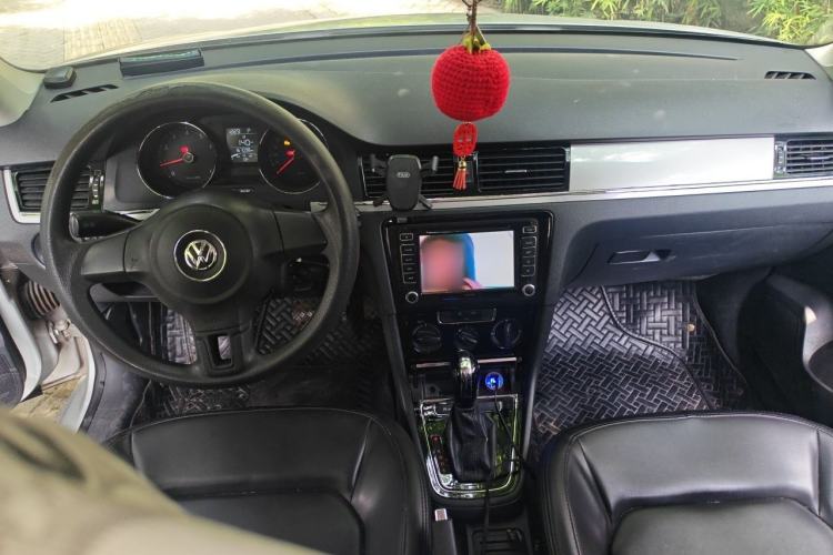 Used Volkswagen Bora 2013 1.6L Automatic Fashion Model Center Console