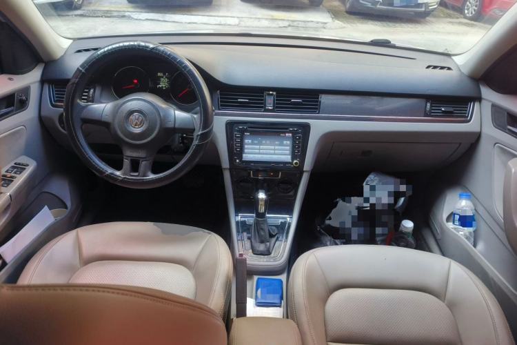 Used Volkswagen Bora 2013 1.6L Automatic Fashion Model Center Console