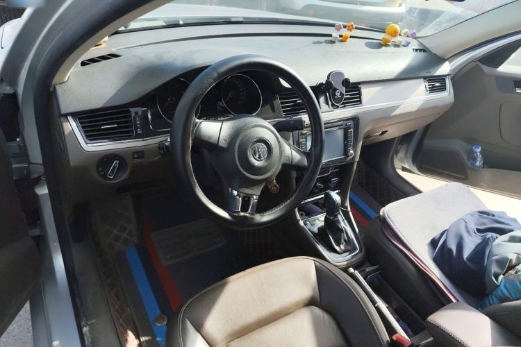 Used Volkswagen Bora 2013 1.6L Automatic Comfort Model Center Console