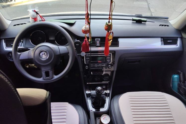 Used Volkswagen Bora 2013 1.6L Manual Fashion Edition Center Console