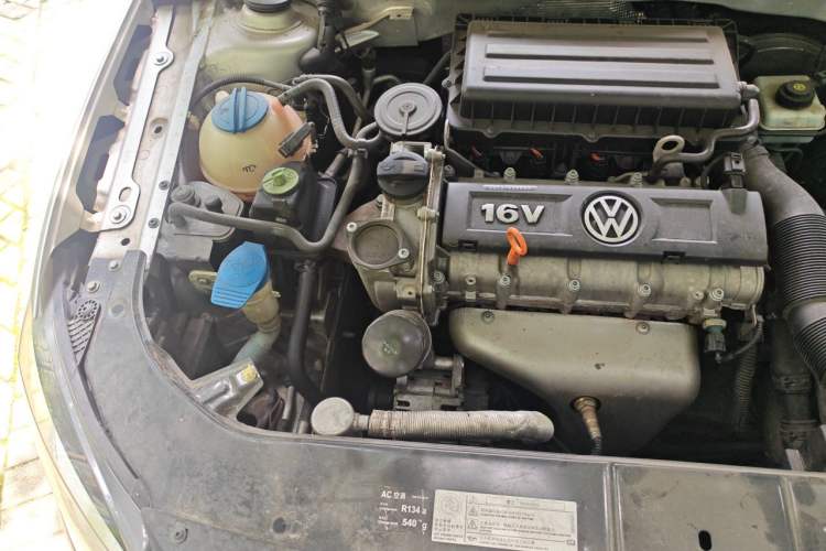 Used Volkswagen Bora 2013 1.6L Automatic Fashion Model Engine Bay Right