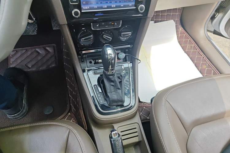 Used Volkswagen Bora 2013 1.6L Automatic Comfort Model Gear Lever