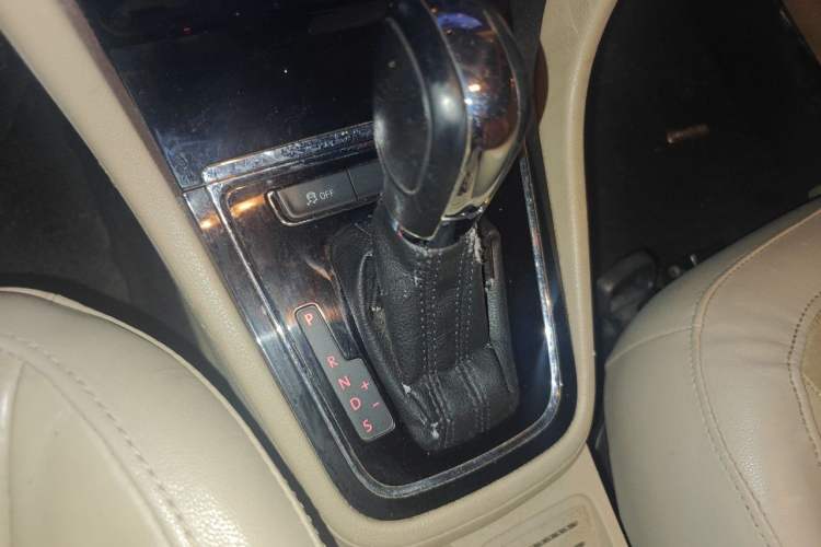 Used Volkswagen Bora 2013 1.6L Automatic Comfort Model Gear Lever