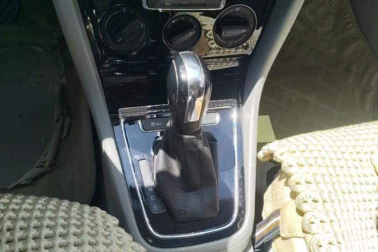 Used Volkswagen Bora 2013 1.6L Automatic Fashion Model Gear Lever