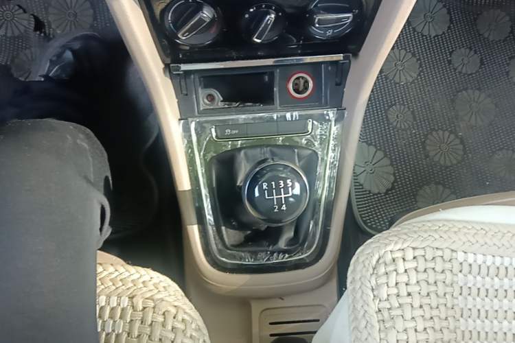 Used Volkswagen Bora 2013 1.6L Manual Comfort Model Gear Lever