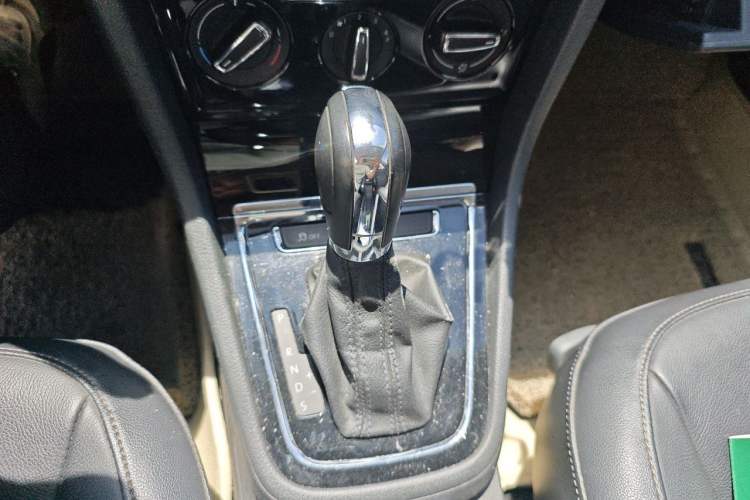 Used Volkswagen Bora 2013 1.6L Automatic Comfort Model Gear Lever