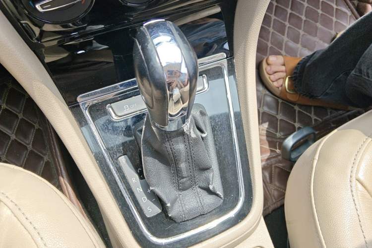 Used Volkswagen Bora 2013 1.6L Automatic Comfort Model Gear Lever