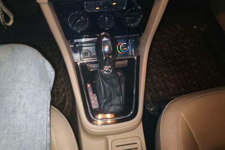 Used Volkswagen Bora 2013 1.6L Automatic Comfort Model Gear Lever