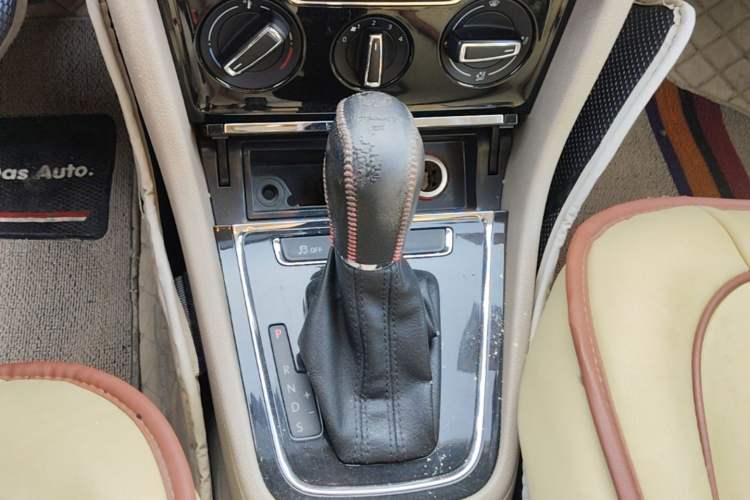 Used Volkswagen Bora 2013 1.6L Automatic Comfort Model Gear Lever