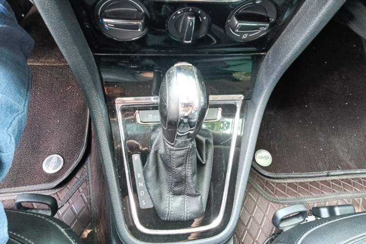 Used Volkswagen Bora 2013 1.6L Automatic Comfort Model Gear Lever