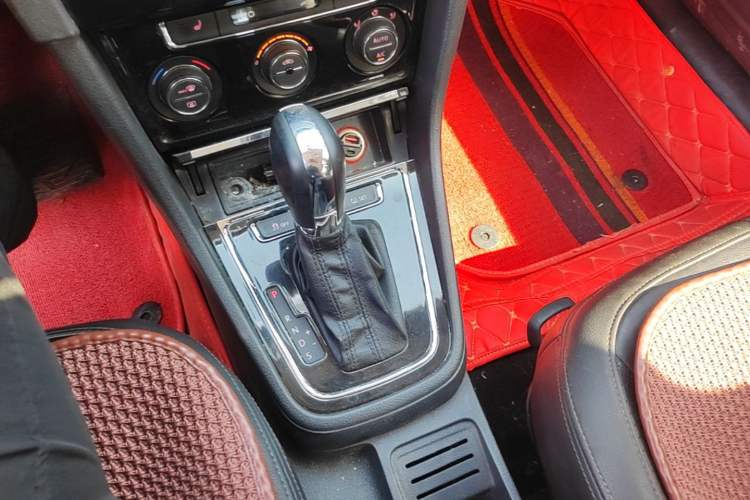 Used Volkswagen Bora 2013 1.6L Automatic Luxury Model Gear Lever