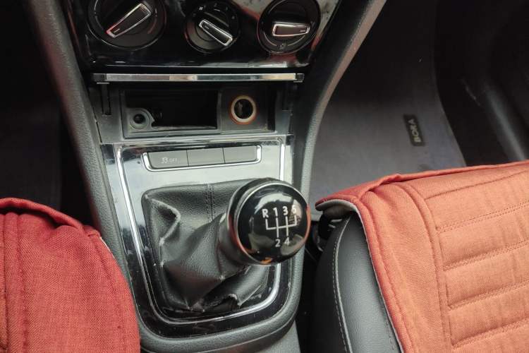 Used Volkswagen Bora 2013 1.6L Manual Comfort Model Gear Lever