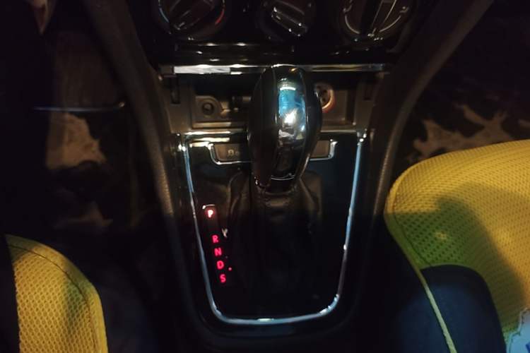 Used Volkswagen Bora 2013 1.6L Automatic Comfort Model Gear Lever