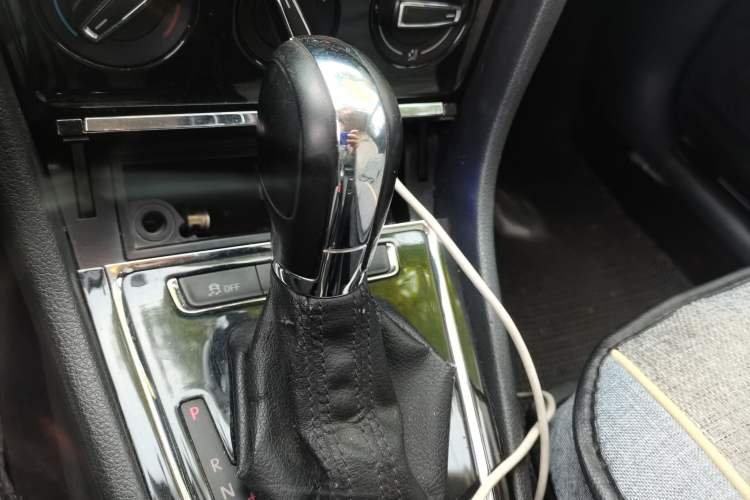 Used Volkswagen Bora 2013 1.6L Automatic Comfort Model Gear Lever