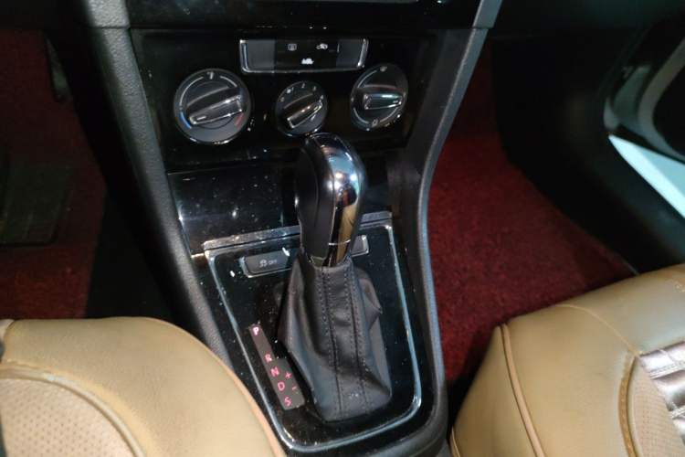 Used Volkswagen Bora 2013 1.6L Automatic Comfort Model Gear Lever