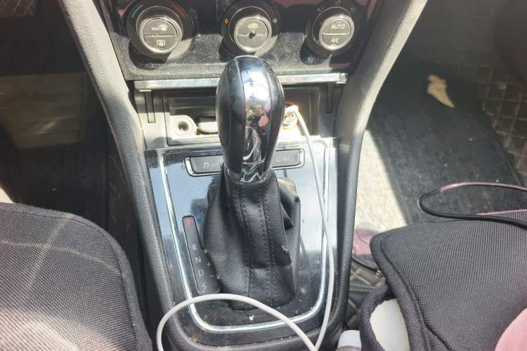 Used Volkswagen Bora 2013 1.6L Automatic Luxury Model Gear Lever