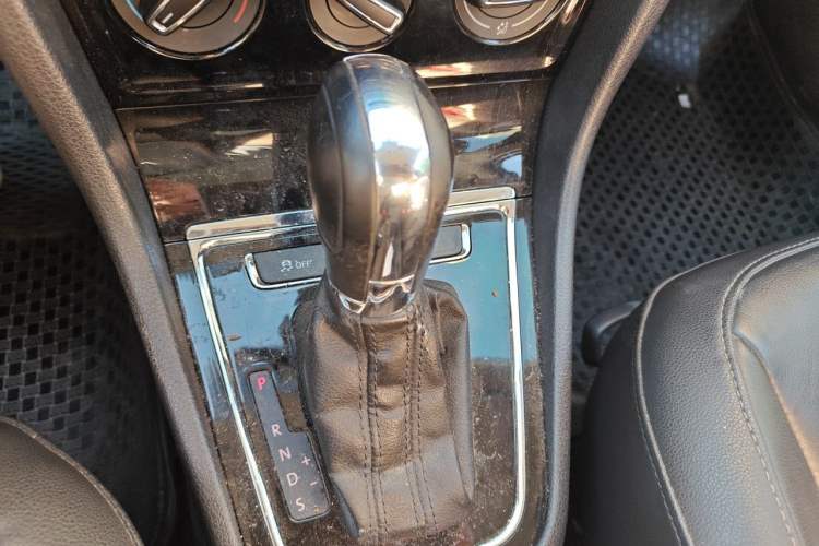 Used Volkswagen Bora 2013 1.6L Automatic Comfort Model Gear Lever