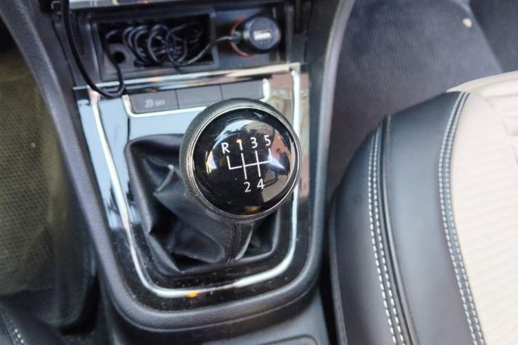 Used Volkswagen Bora 2013 1.6L Manual Fashion Edition Gear Lever