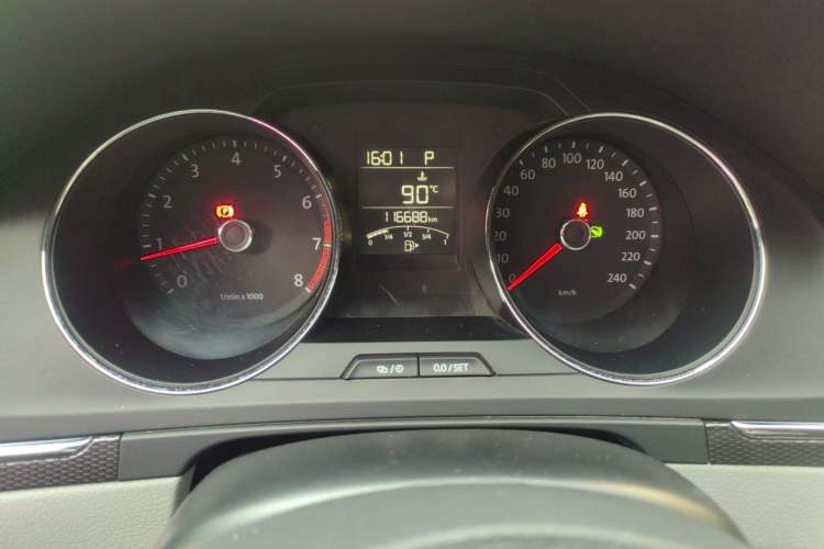 Used Volkswagen Bora 2013 1.6L Automatic Fashion Model Instrument Cluster