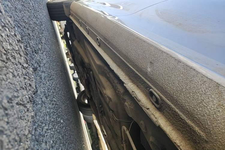 Used Volkswagen Bora 2013 1.6L Automatic Luxury Model Left Side Sill