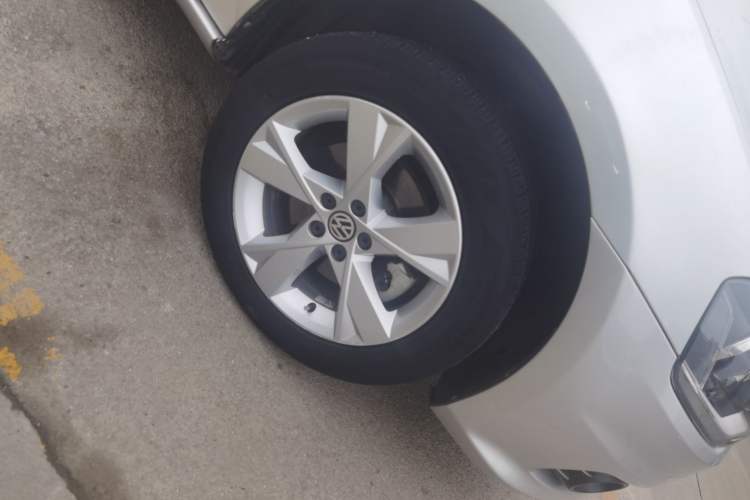 Used Volkswagen Bora 2013 1.6L Manual Comfort Model Right Front Wheel Hub
