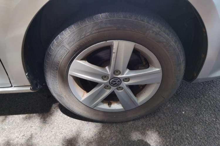 Used Volkswagen Bora 2013 1.6L Manual Fashion Edition Right Front Wheel Hub