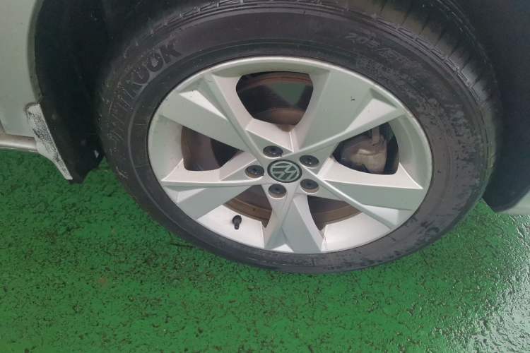 Used Volkswagen Bora 2013 1.6L Manual Comfort Model Right Front Wheel Hub