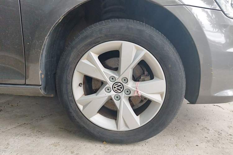 Used Volkswagen Bora 2013 1.6L Automatic Comfort Model Right Front Wheel Hub