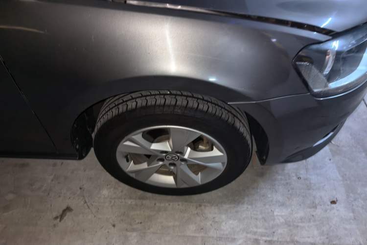 Used Volkswagen Bora 2013 1.6L Manual Comfort Model Right Front Wheel Hub