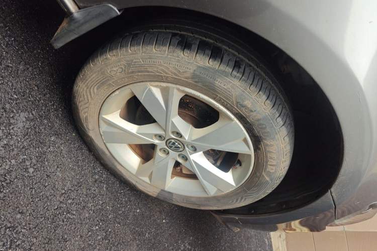 Used Volkswagen Bora 2013 1.6L Manual Comfort Model Right Front Wheel Hub