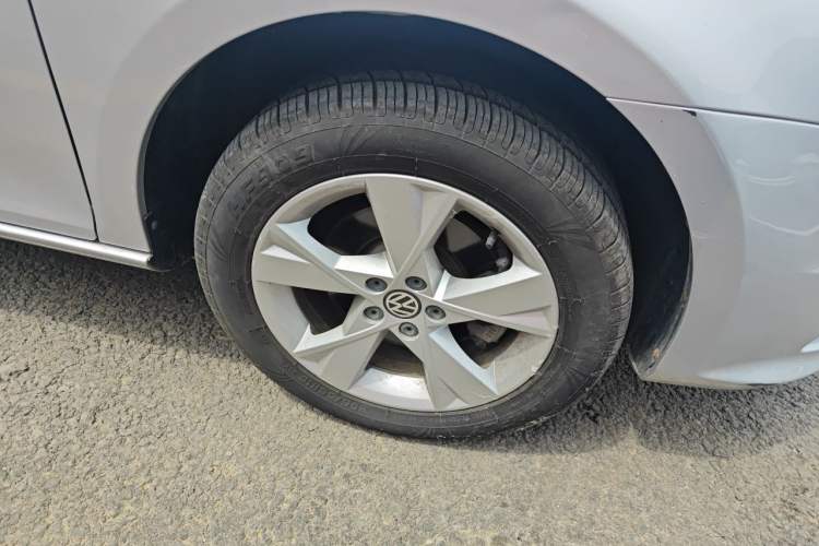 Used Volkswagen Bora 2013 1.6L Automatic Comfort Model Right Front Wheel Hub