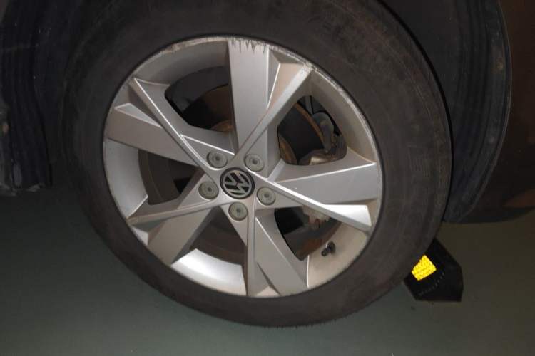 Used Volkswagen Bora 2013 1.6L Automatic Comfort Model Right Front Wheel Hub